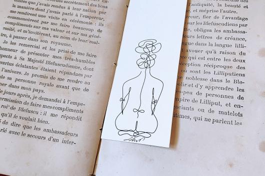 marque-page femme de dos