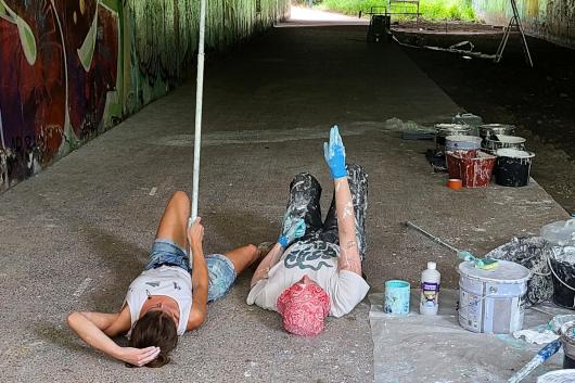 Les artistes allongées au sol pour mieux voir le plafond