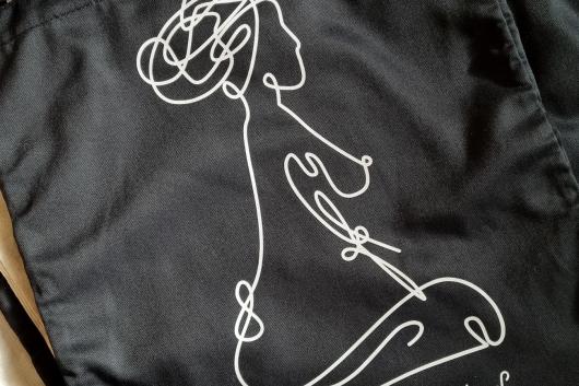 Tote bag noir - femme de profil blanc