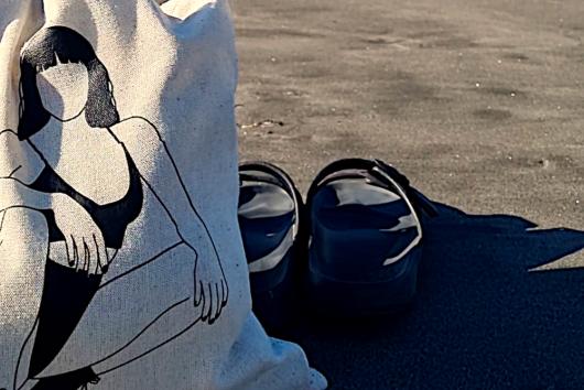 Tote bag Attitude sur une plage de Nouvelle-Zélande