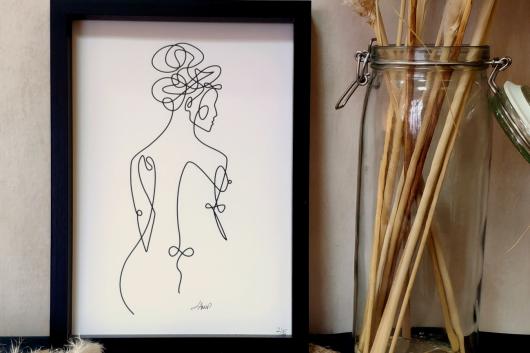 Femme de 3/4 arrière A4 encadré