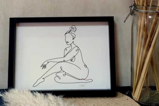 Femme assise A4 encadrée