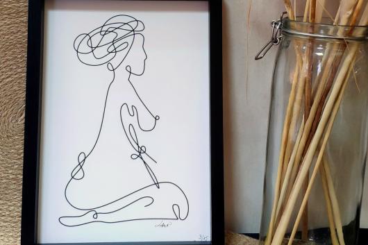 Femme de profil A4 encadrée